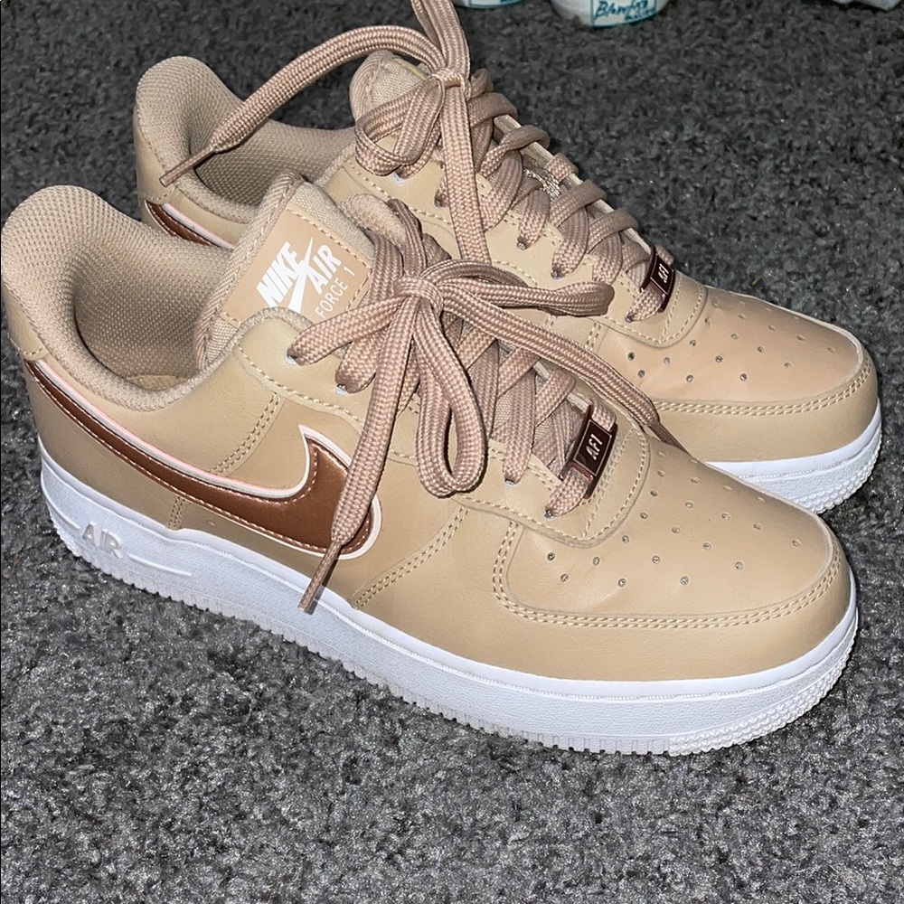 Nike Air Force 1 Tan Metallic Rose Gold - Picture 2 of 7